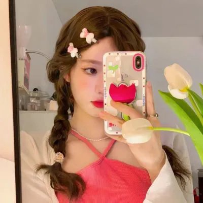 咖啡馆里的女孩